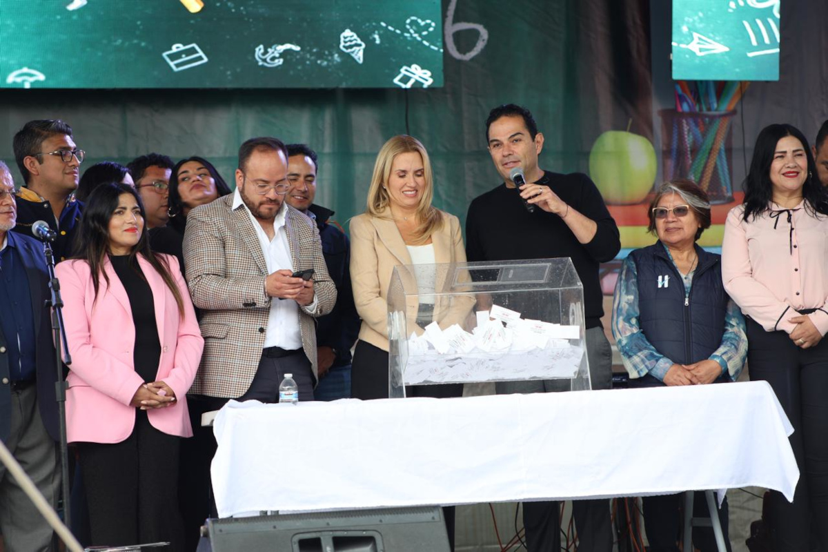 Huixquilucan reconoce a más de mil 700 maestros por su labor en la educación
