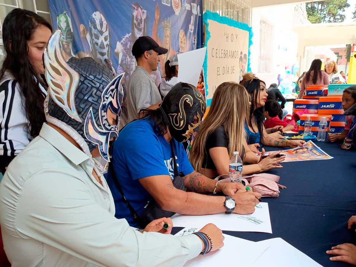 Luchadores independientes donan zapatos es escuelas.