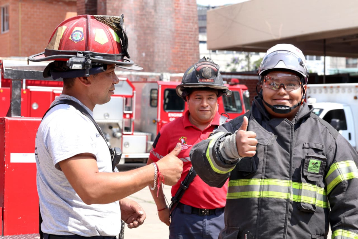 Cuerpo de Bomberos de Toluca con niños.