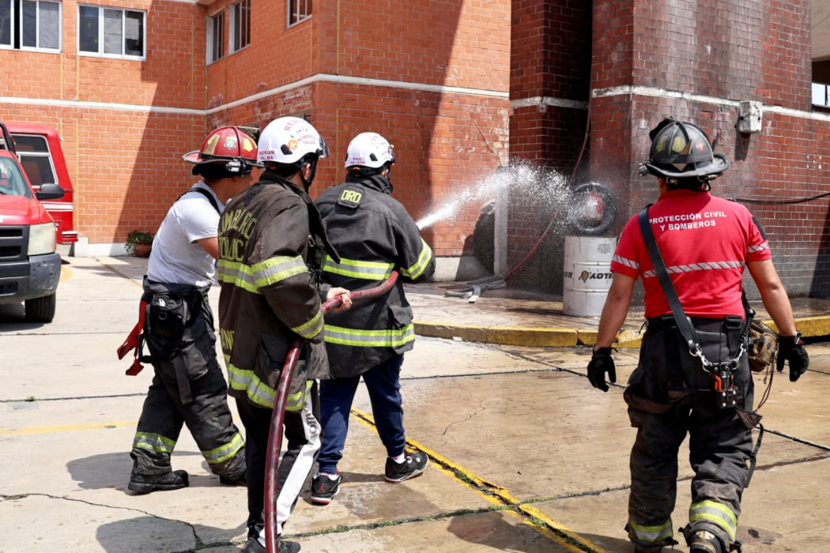 Cuerpo de Bomberos de Toluca con niños.