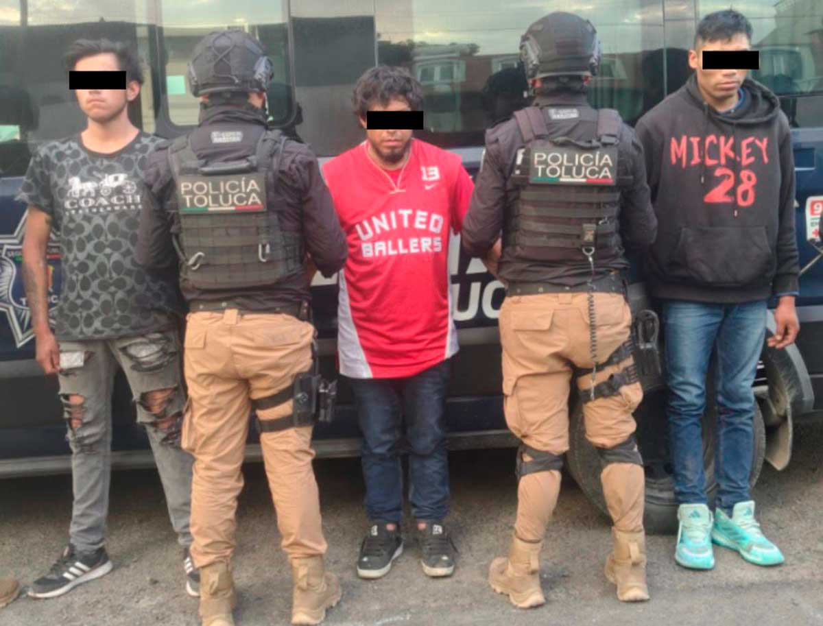 Operativo de recuperación de vehículos en Toluca.