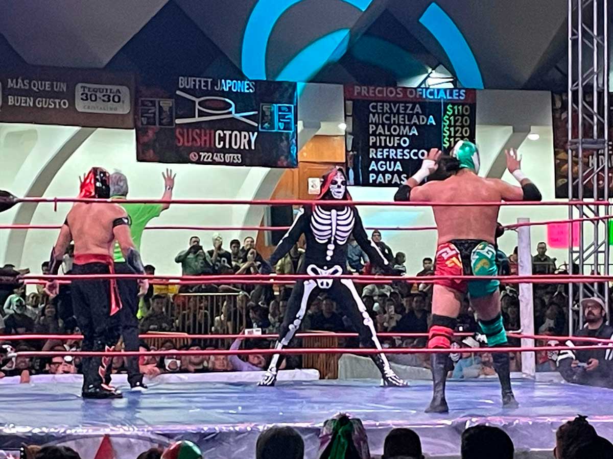 Noche de lucha libre en Toluca.