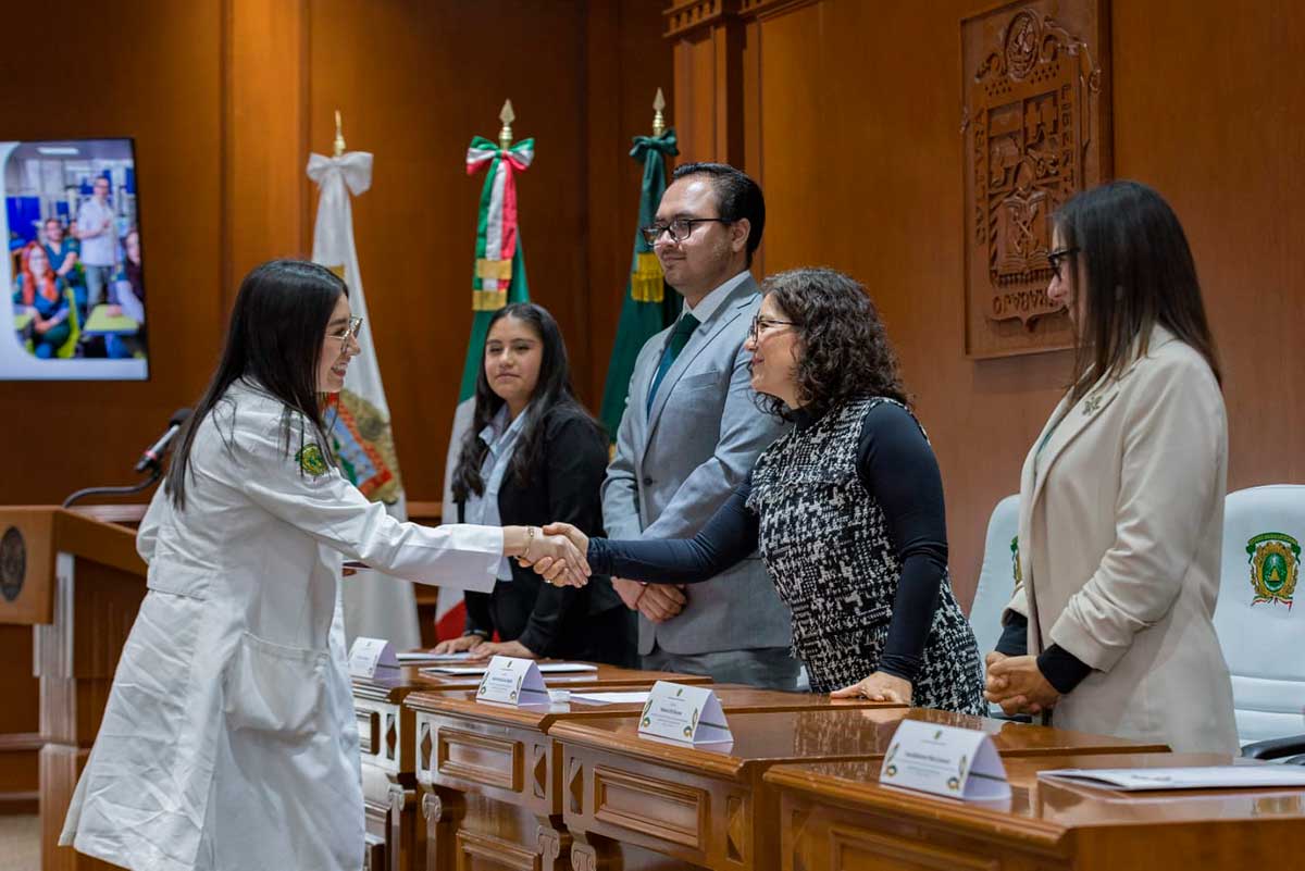 Entrega de becas en la UAEMéx.