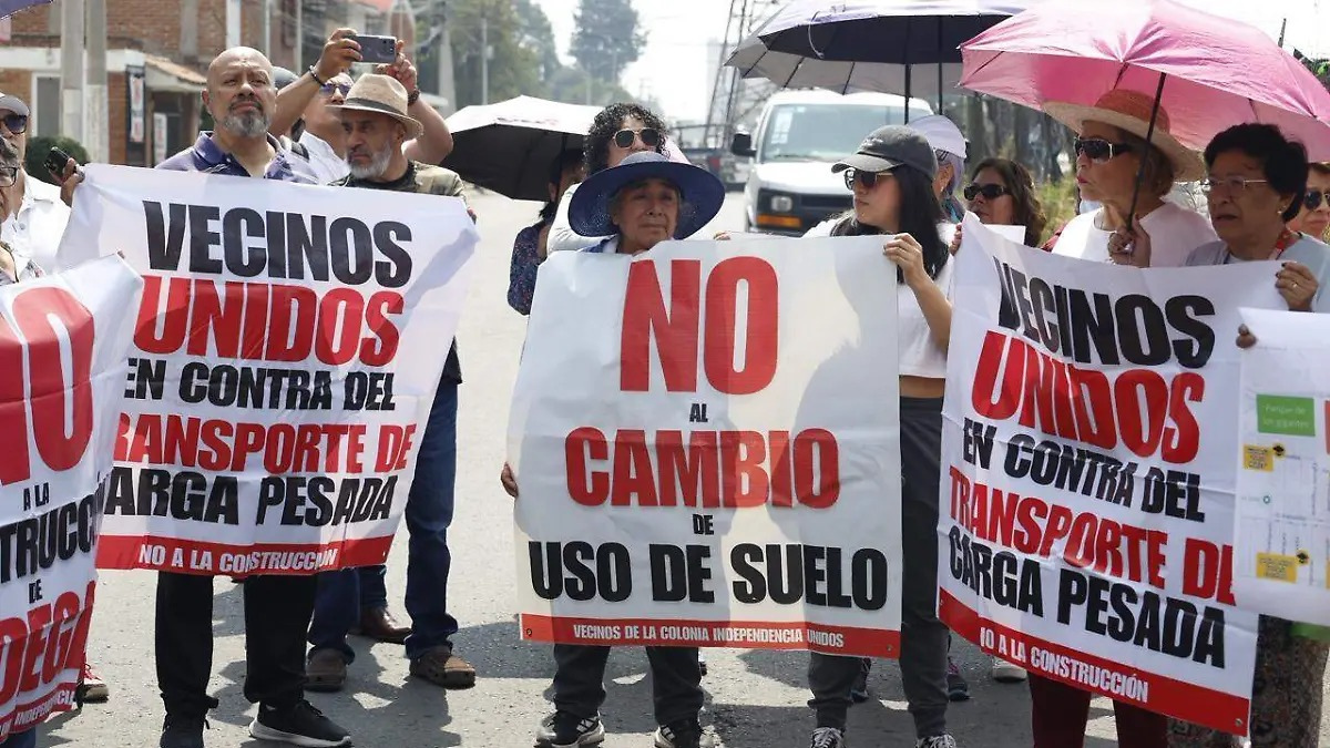 Vecinos de Toluca bloquean vialidad para frenar proyecto de bodegas industriales