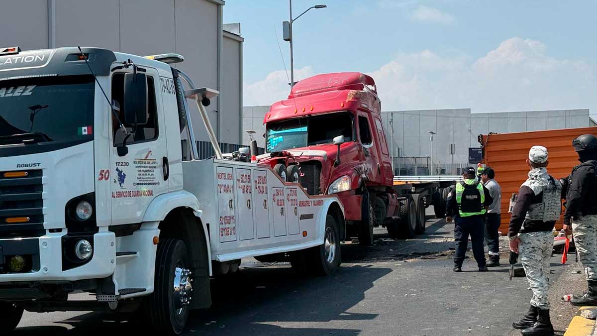 Vuelca tráiler en la Toluca-Naucalpan; conductor resulta con lesiones menores