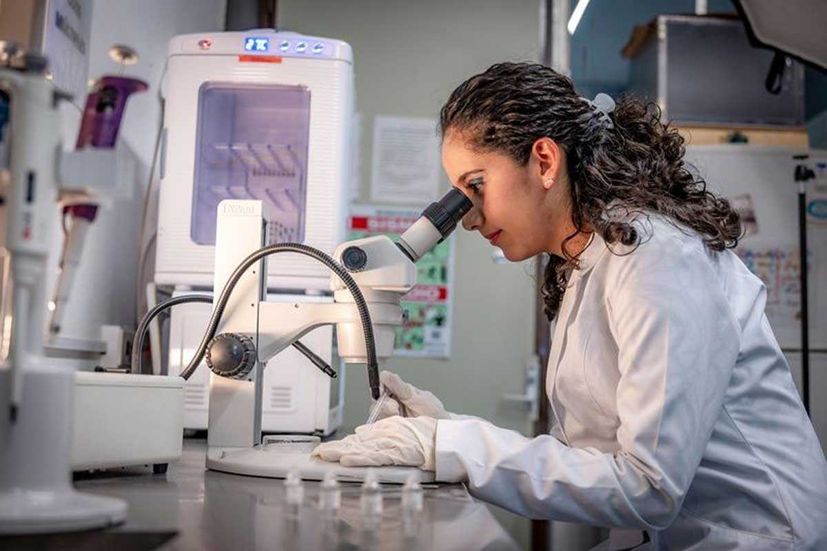 Vocación científica de Carolina Martínez López, estudiante de Biotecnología de la UAEMéx.