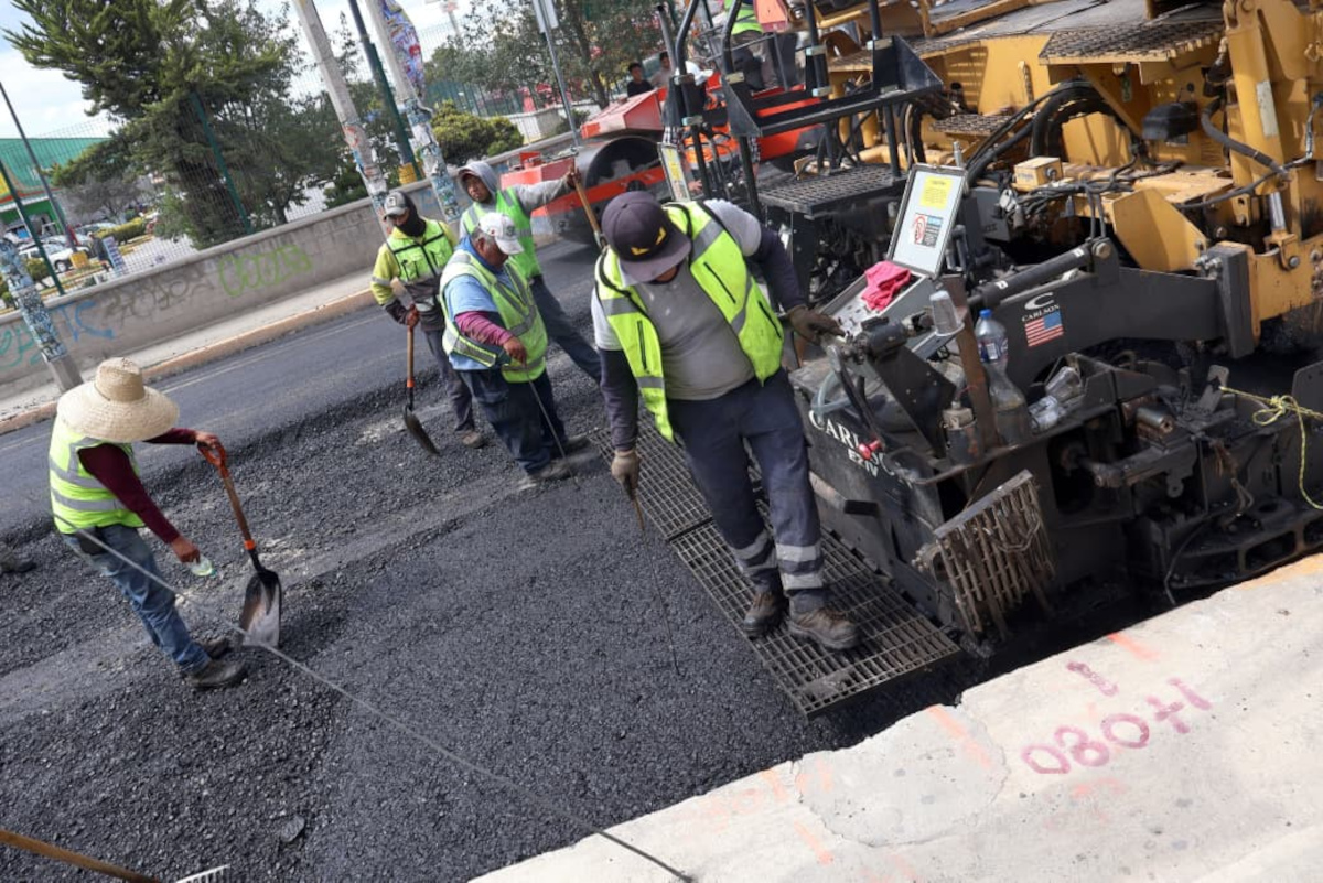 Trabajos de rehabilitación de calles en Toluca.