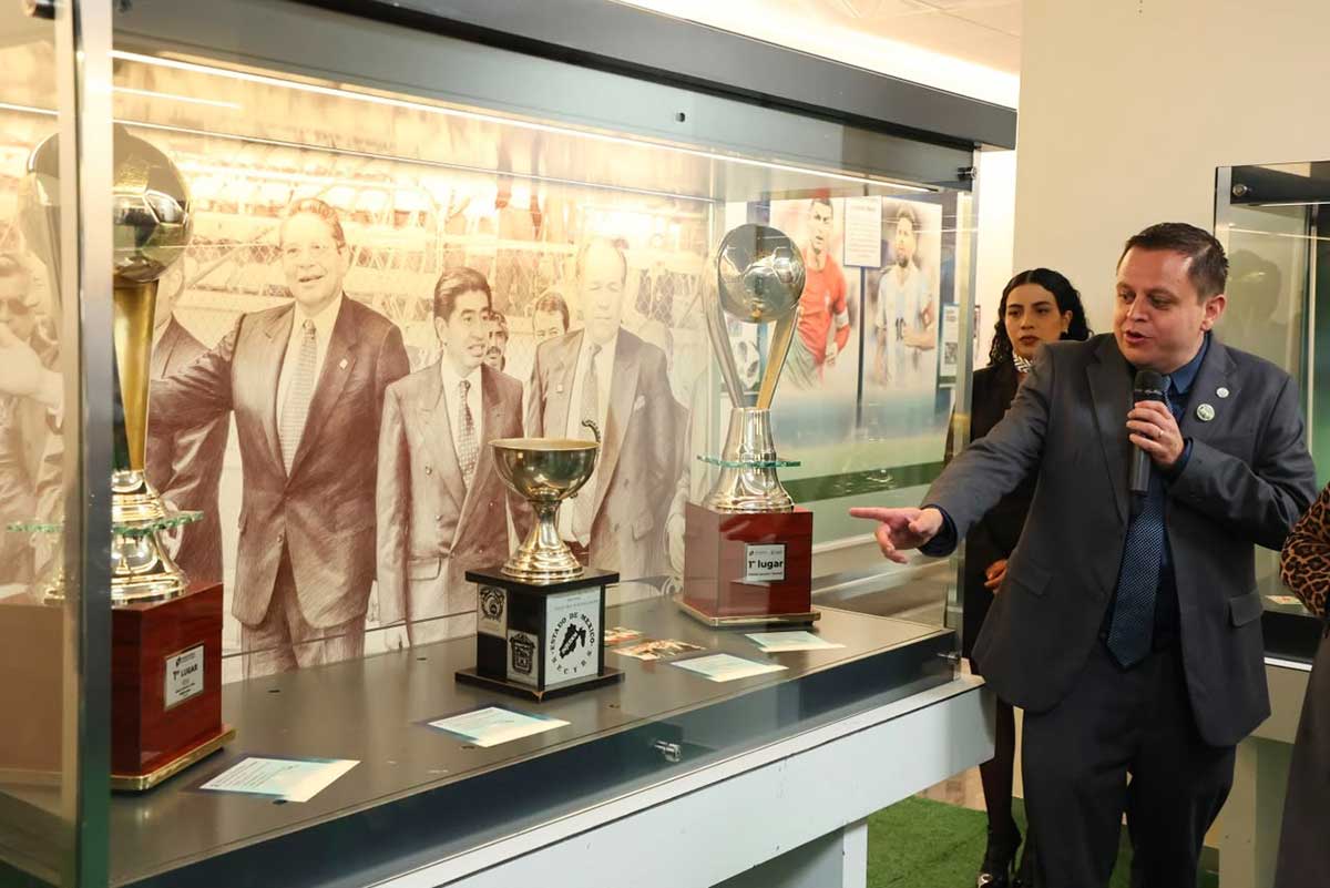 PJEdomex inaugura exposición de futbolistas.