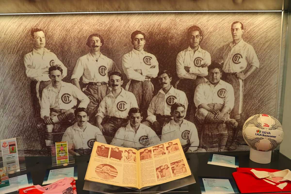 PJEdomex inaugura exposición de futbolistas.