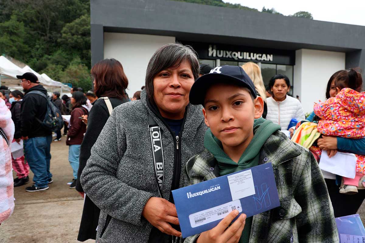 HGuixquilucan apoya la educación con becas y monederos electrónicos.