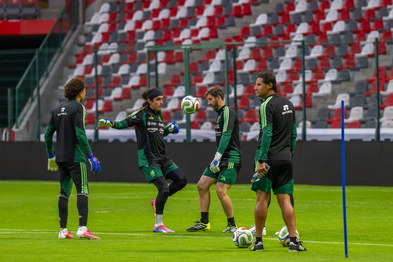 Entrenamiento de jugadores de la Selección Mexicana y Serbia.