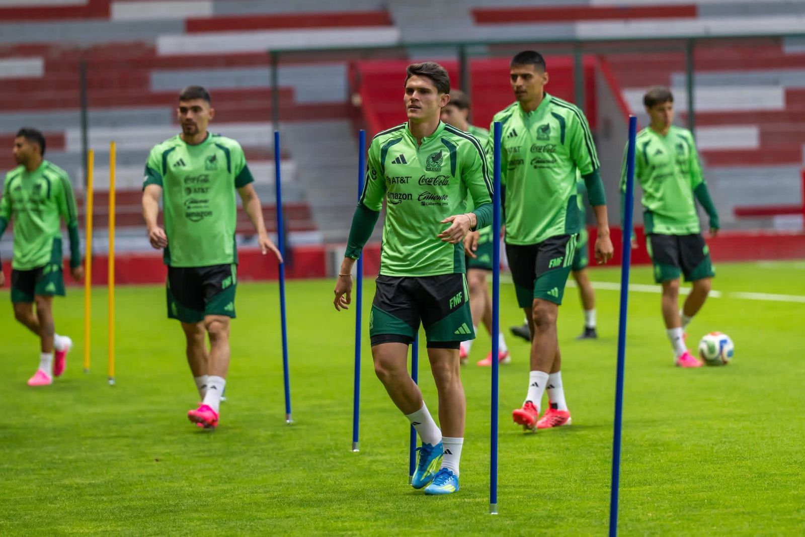 Entrenamiento de jugadores de la Selección Mexicana y Serbia.