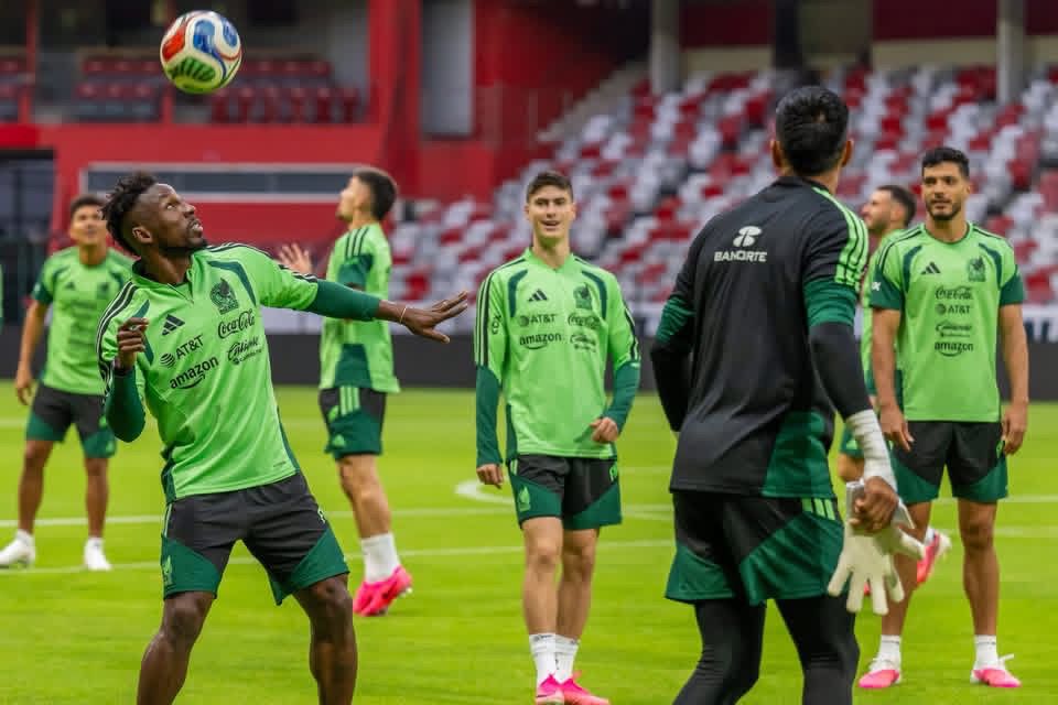 Entrenamiento de jugadores de la Selección Mexicana y Serbia.