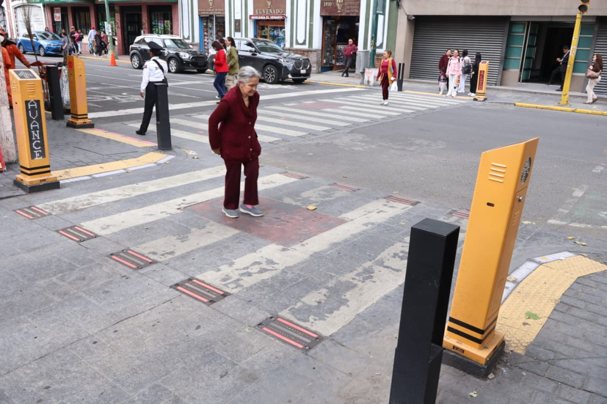 Pasos peatonales inteligentes mejoran la seguridad y movilidad de personas vulnerables en Toluca