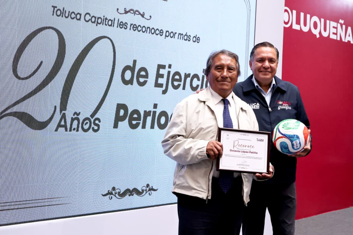 Ricardo Moreno reconoce a periodistas con más de 20 años de trayectoria en Toluca