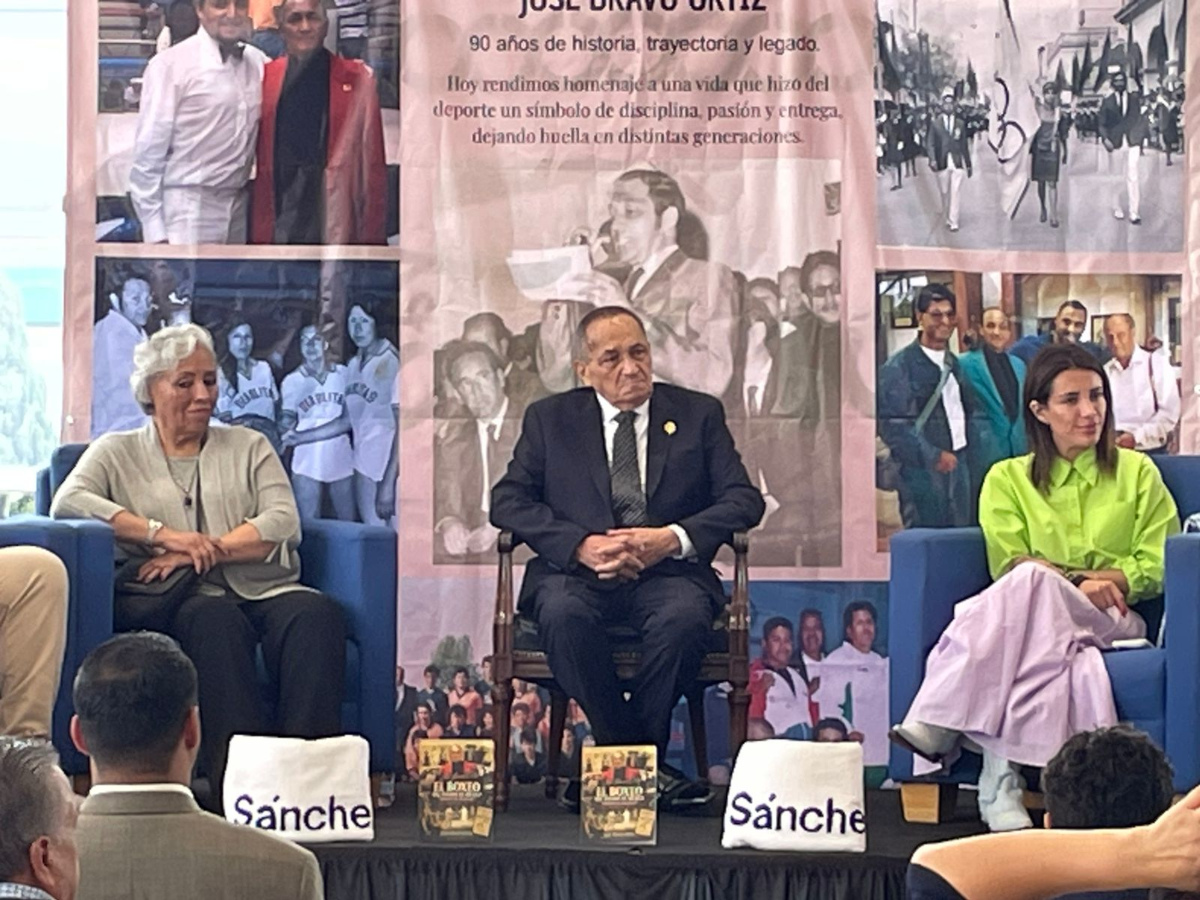 Homenaje a José Bravo Ortíz por su aporte al deporte mexiquense.