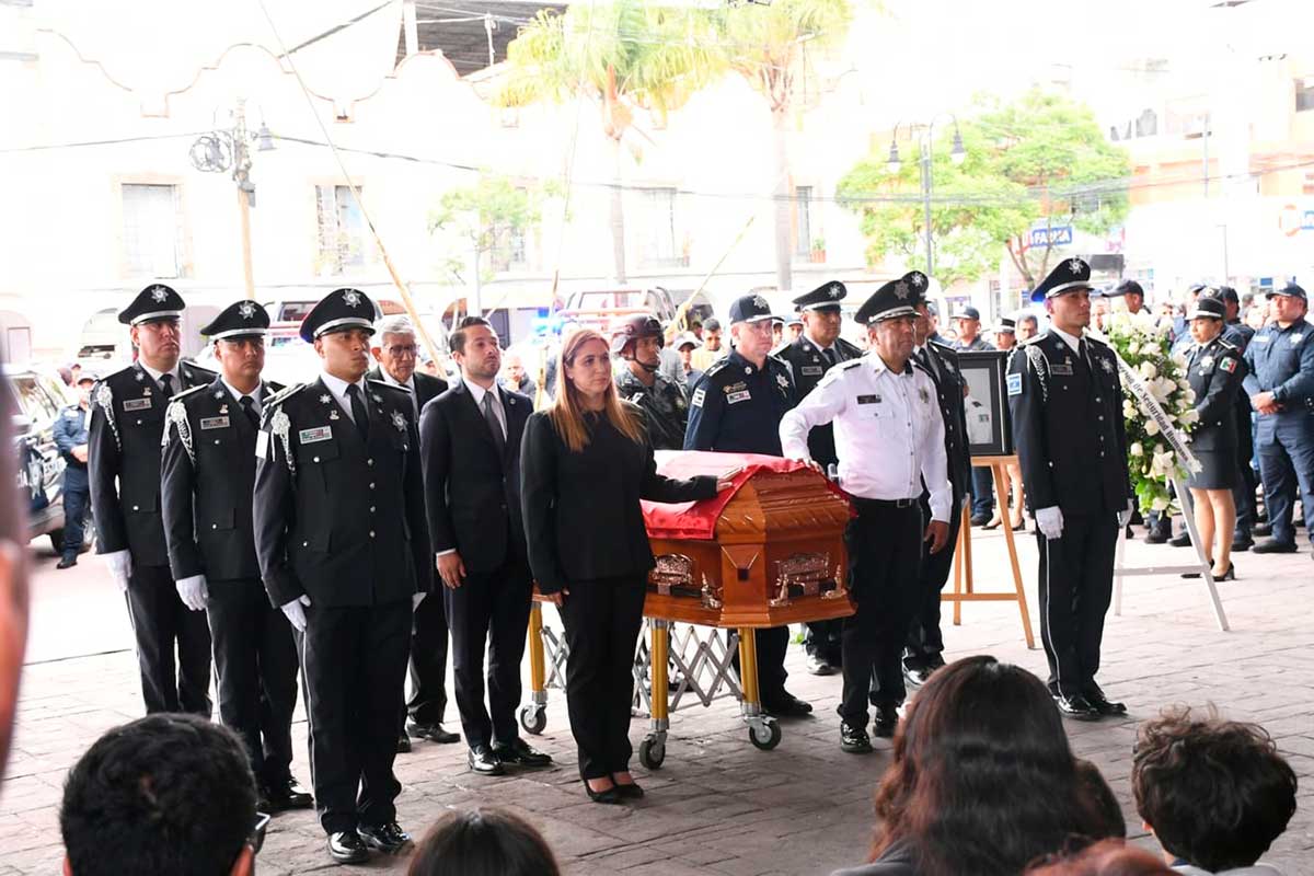 Homenaje a policía de San Mateo Atenco.