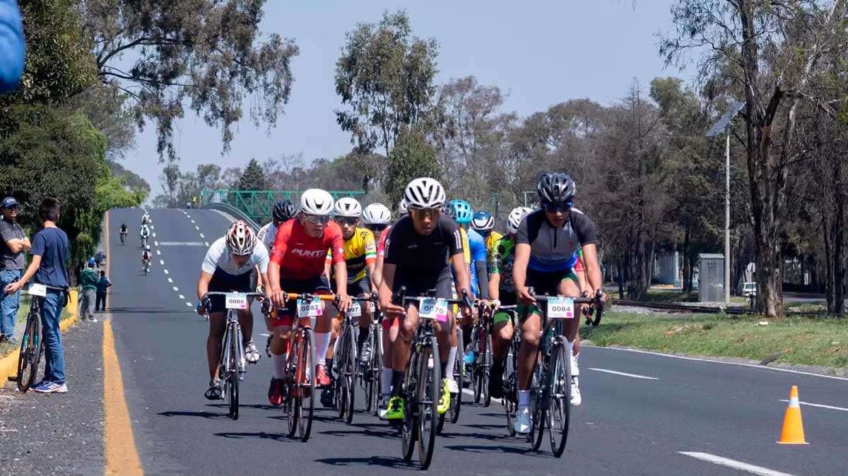 Atletas en la Copa Toluqueña de Ciclismo de Ruta.