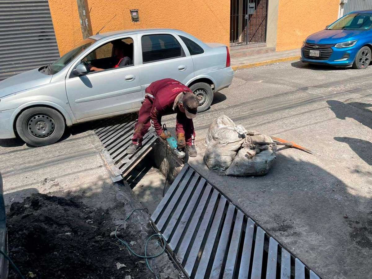 Toluca da mantenimiento a sistema de drenaje.