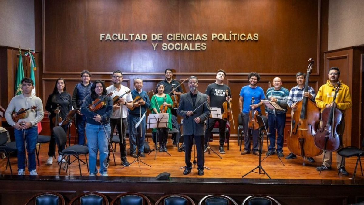 Jairo Saquicoray director de orquesta de la UAEMéx.