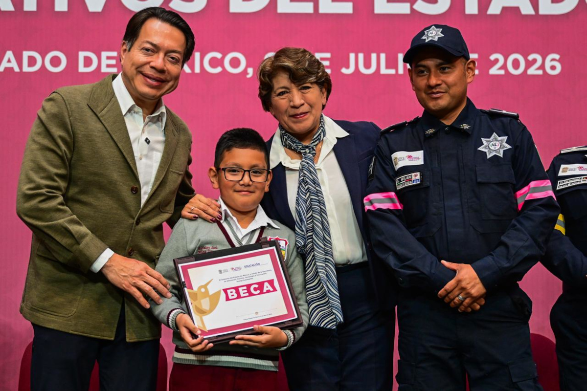 Delfina Gómez entrega 2 mil 650 becas a hijas e hijos de policías del Estado de México