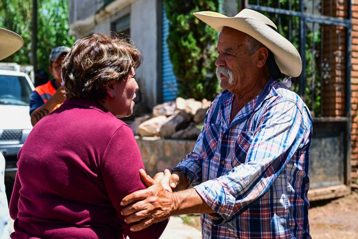Delfina Gómez recorre zona afectada por lluvias en Temascaltepec y supervisa labores de apoyo