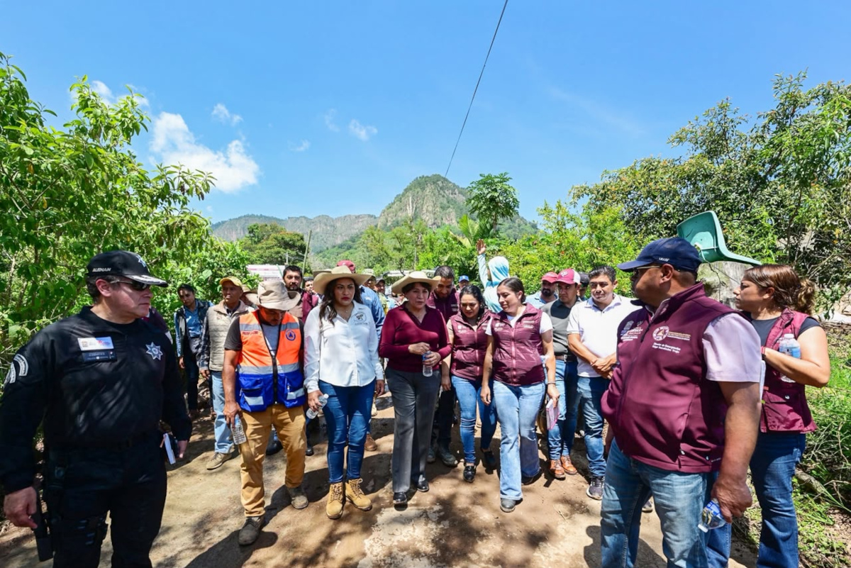 Delfina Gómez en la zona afectado por lluvias en Temascaltepec.