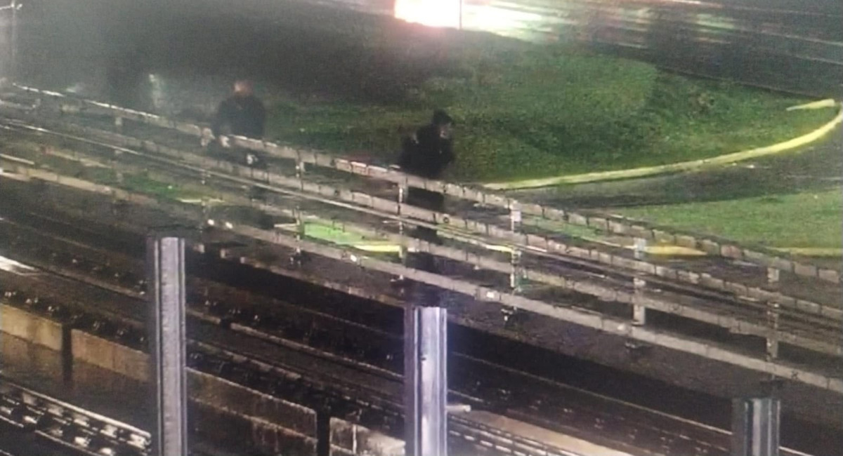 En toluca detienen a tres personas por presunto robo al Tren Interurbano.