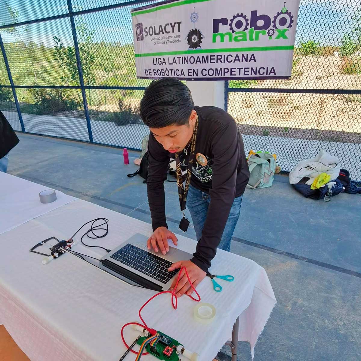 Estudiantes del Tecnológico de san Felipe del Progreso ganan competencia de robótica en Puebla.