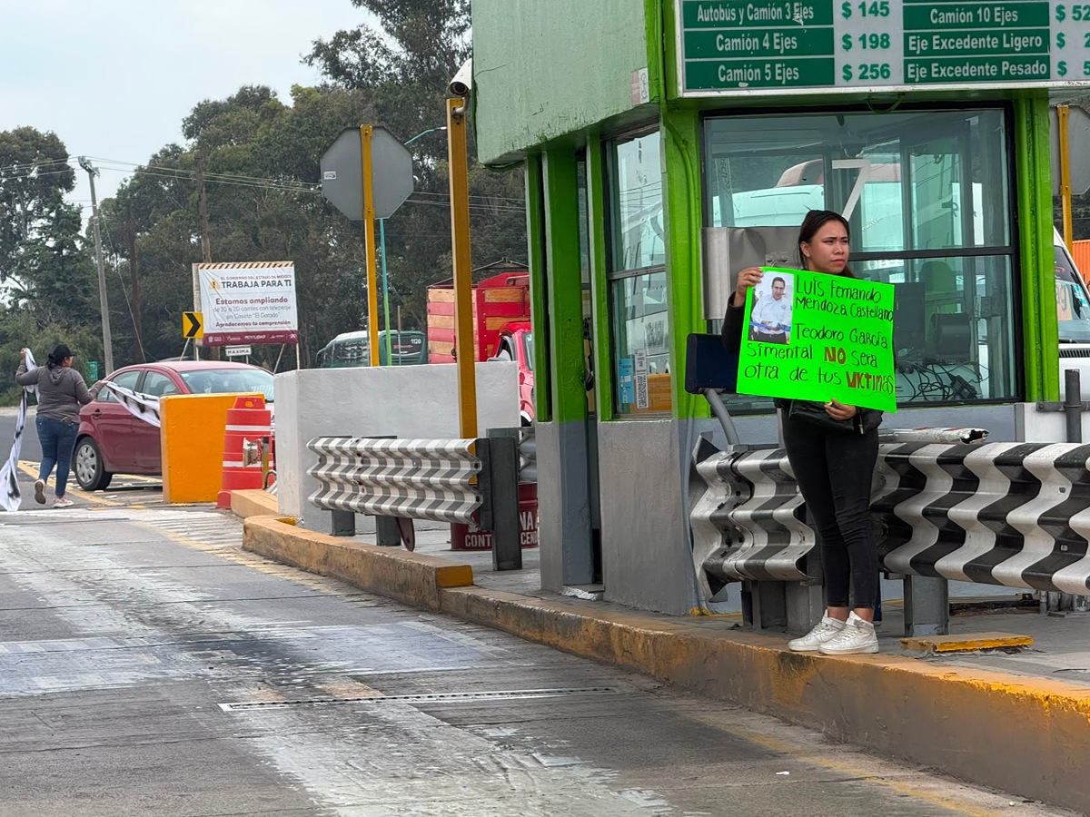 Familiares de El Teo bloquean autopista.