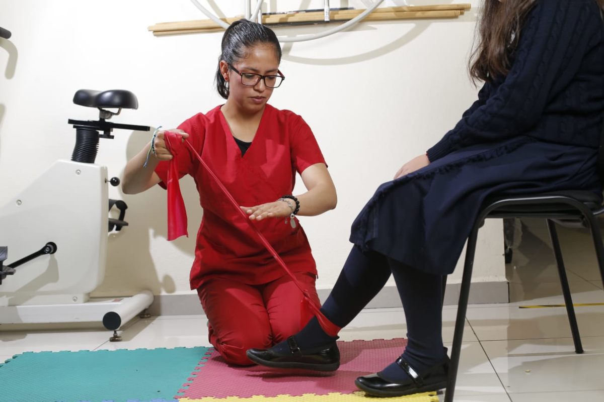 Especialistas en terapia física de la UAEMéx.