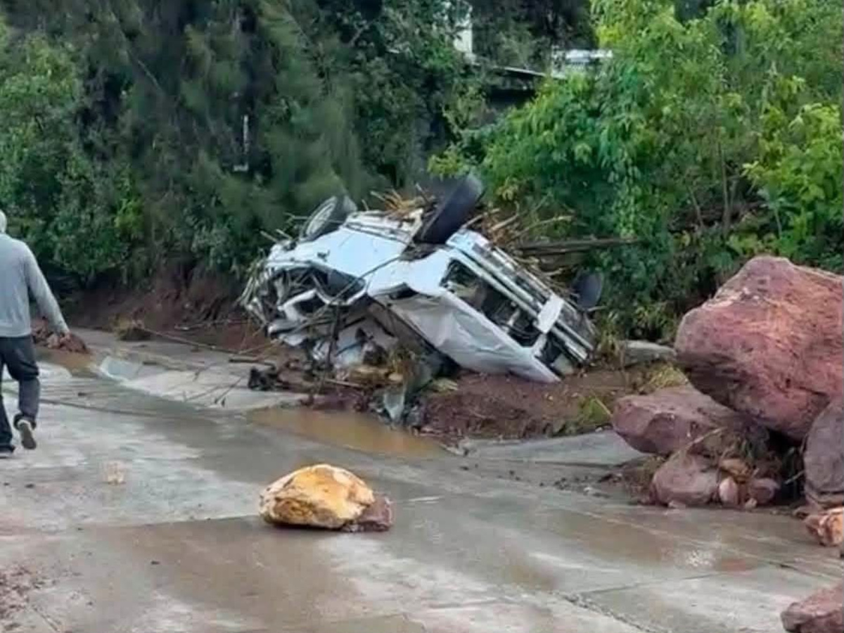Lluvias provocan deslaves y daños en escuelas y vehículos en Temascaltepec  Al menos seis automóviles fueron arrastrados por la corriente