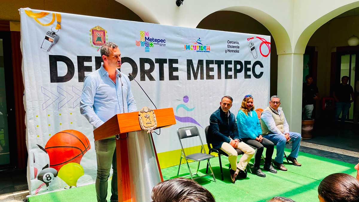 Metepec reconoce a deportistas.