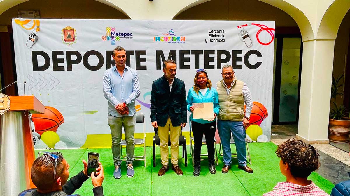 Metepec reconoce a deportistas.