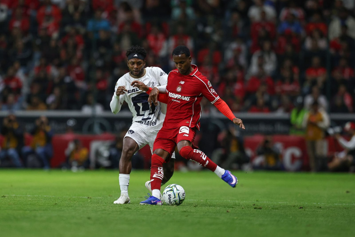 Pumas le da la vuelta al Toluca y amarga su debut en el Nemesio Diez