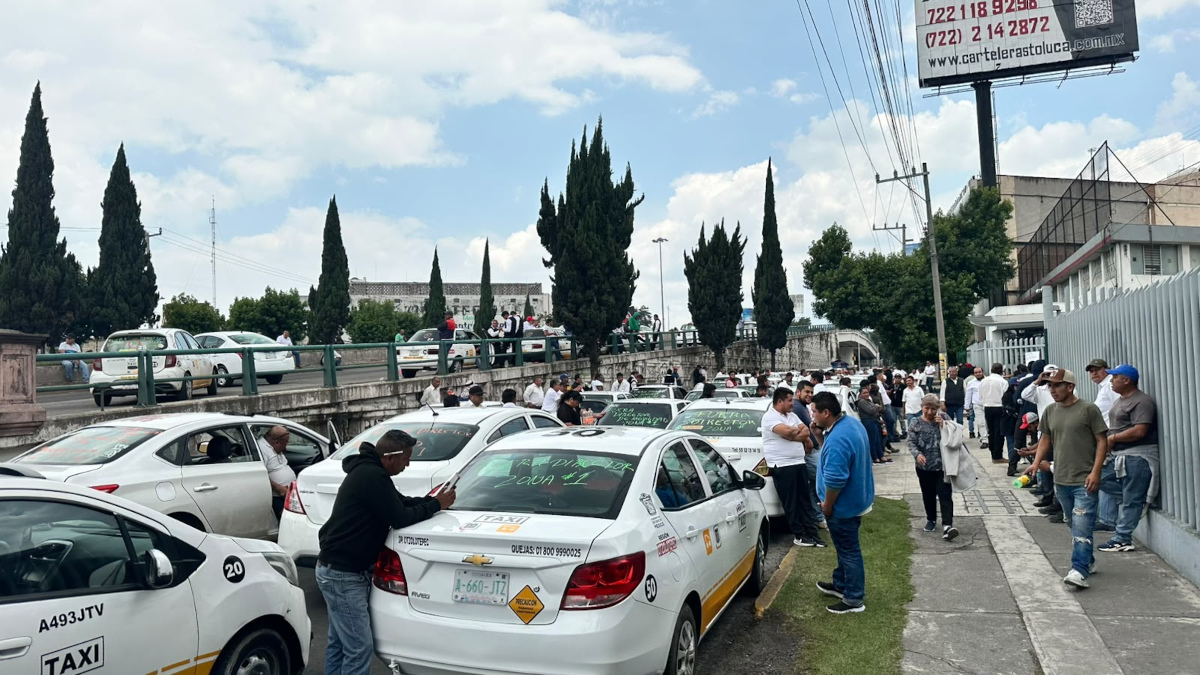 Taxistan bloquean paseo tollocan.