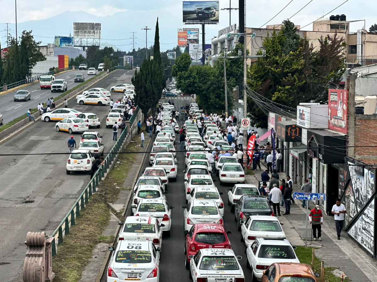 Taxistas bloquean Paseo Tollocan para exigir la destitución de un director de Movilidad en el Estado de México