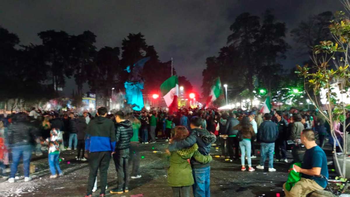 Toluca festeja el triunfo de la Selección Mexicana contra Ecuador.