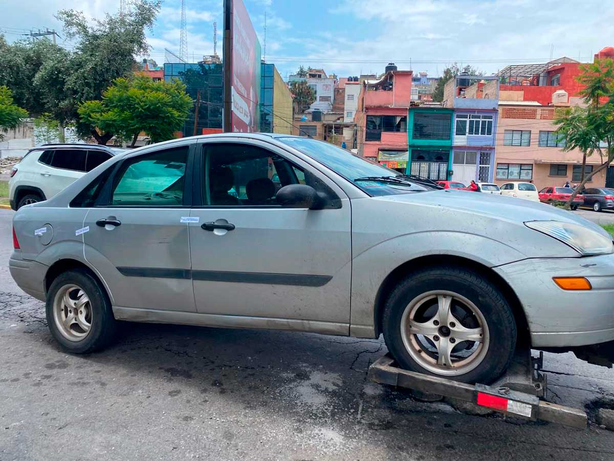 Toluca retirará vehículos estacionados en zona prohibidas.