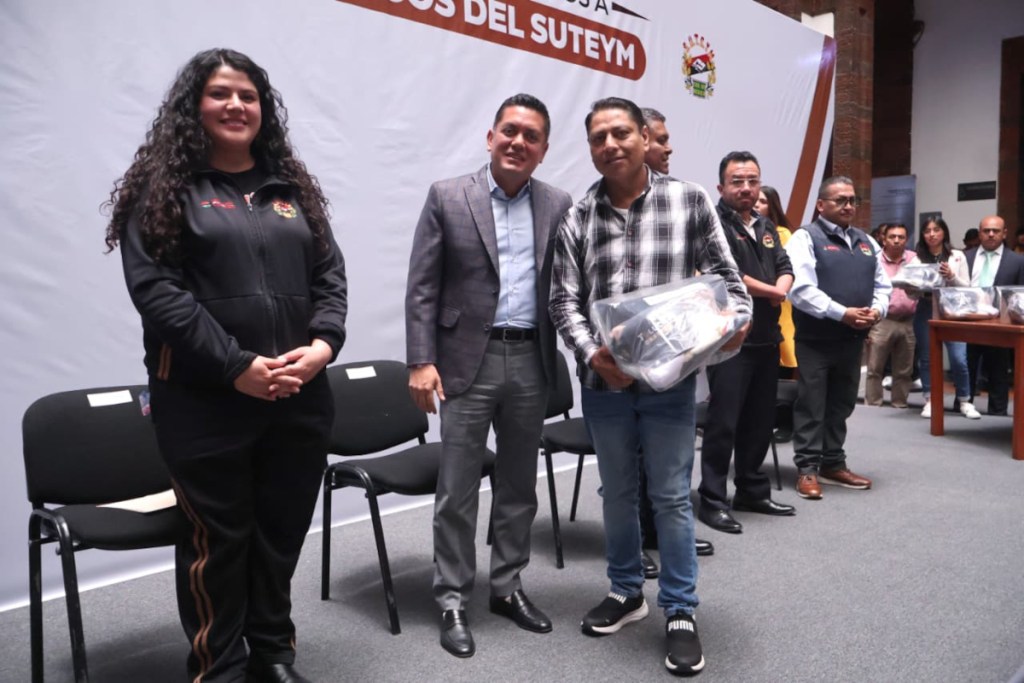 Trabajadores del gobierno de Toluca reciben uniformes.