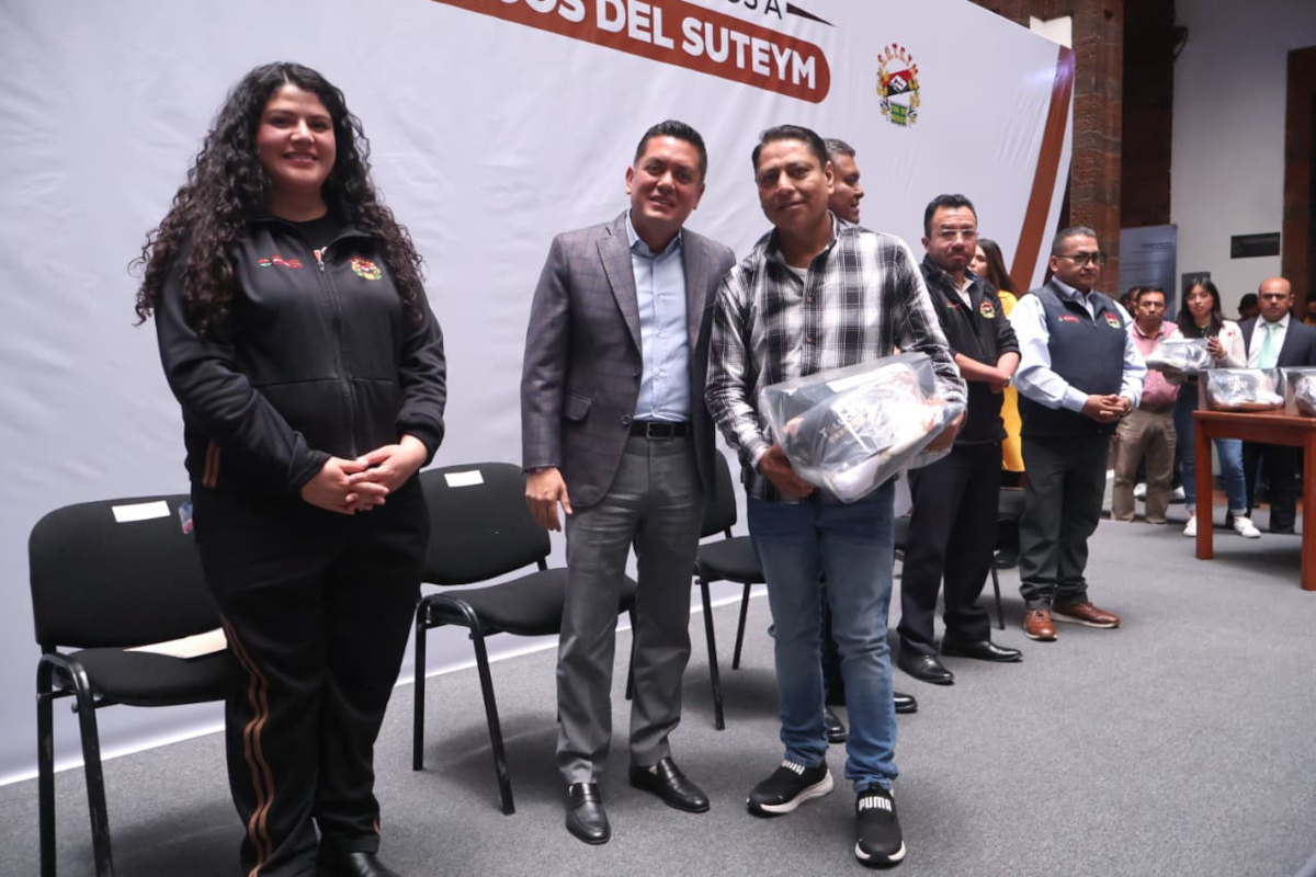 Trabajadores sindicalizados de Toluca reciben nuevos uniformes como parte de sus prestaciones