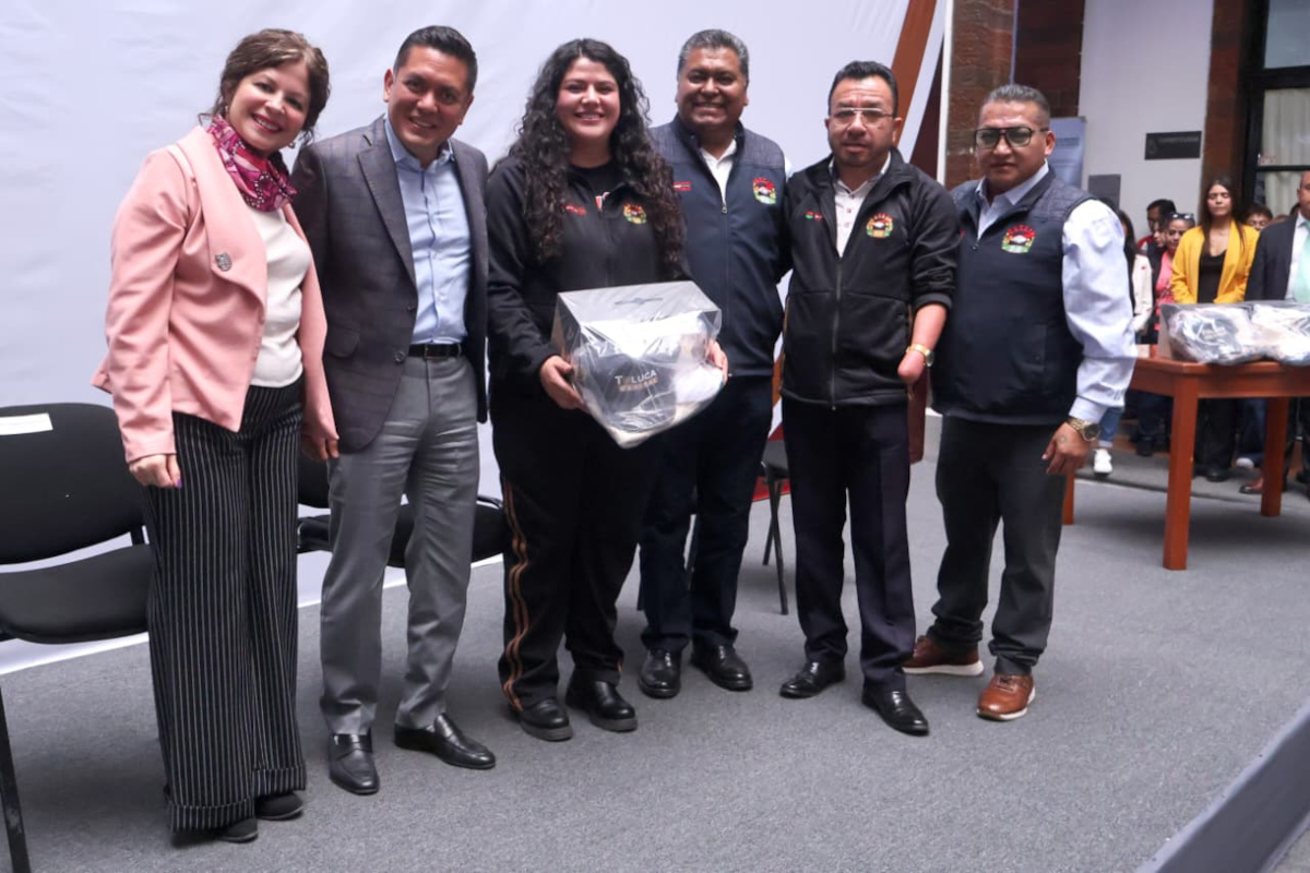 Trabajadores del gobierno de Toluca reciben uniformes.