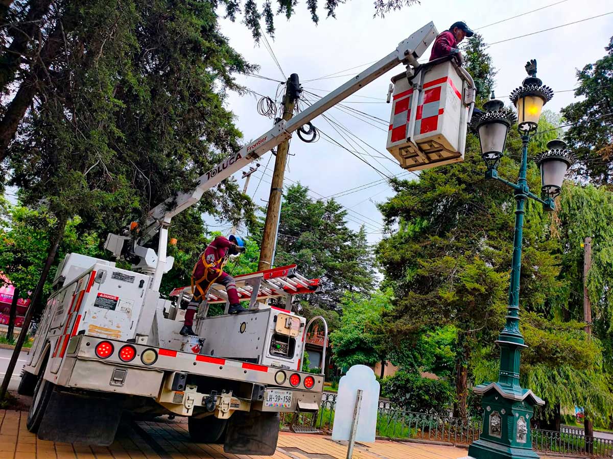 Instalación de alumbrado público en Toluca.