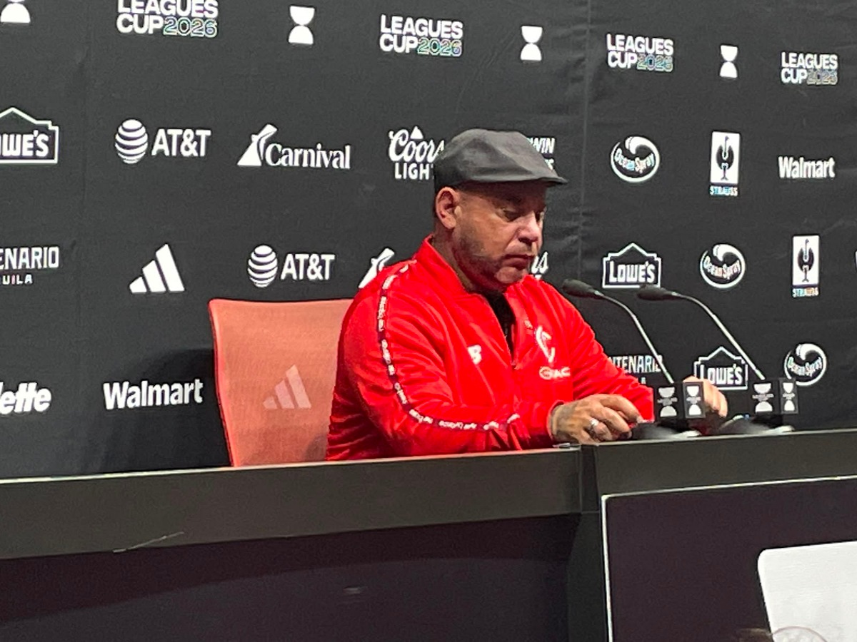 Antonio Mohamed en conferencia de prensa.