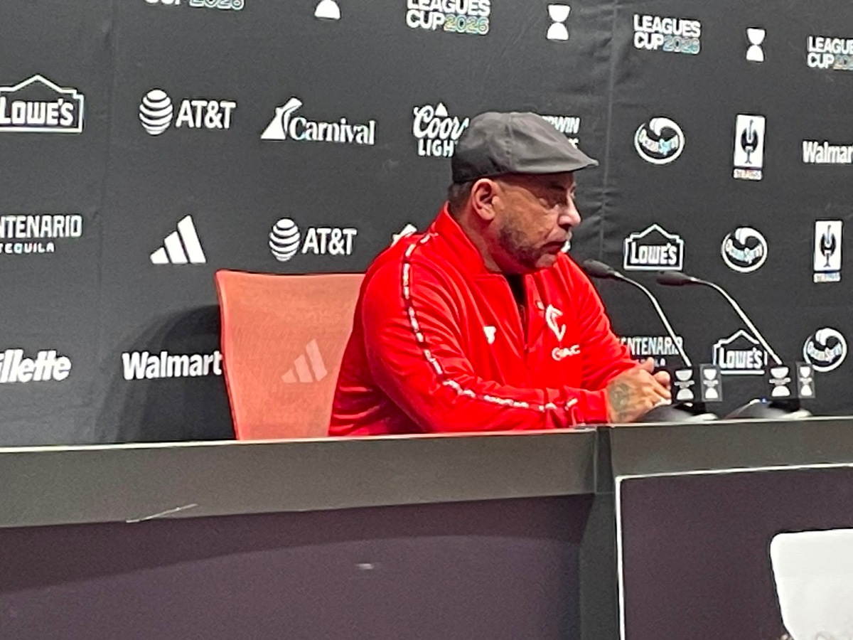 Antonio Mohamed en conferencia de prensa.