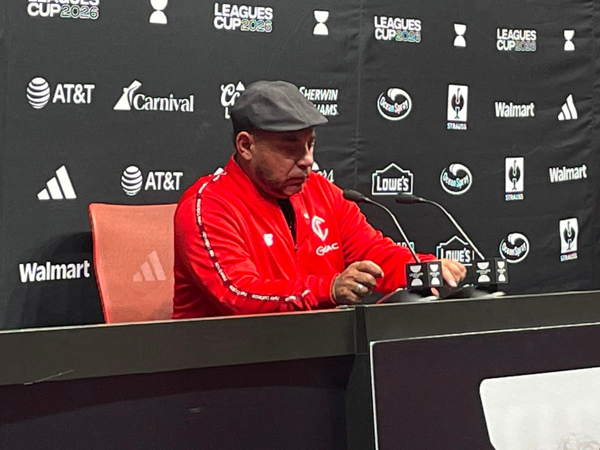 Antonio Mohamed en conferencia de prensa.