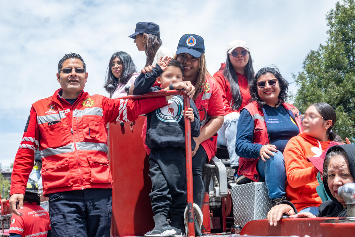 Bomberos de Toluca reciben reconocimiento ciudadano durante caravana por el Centro Histórico
