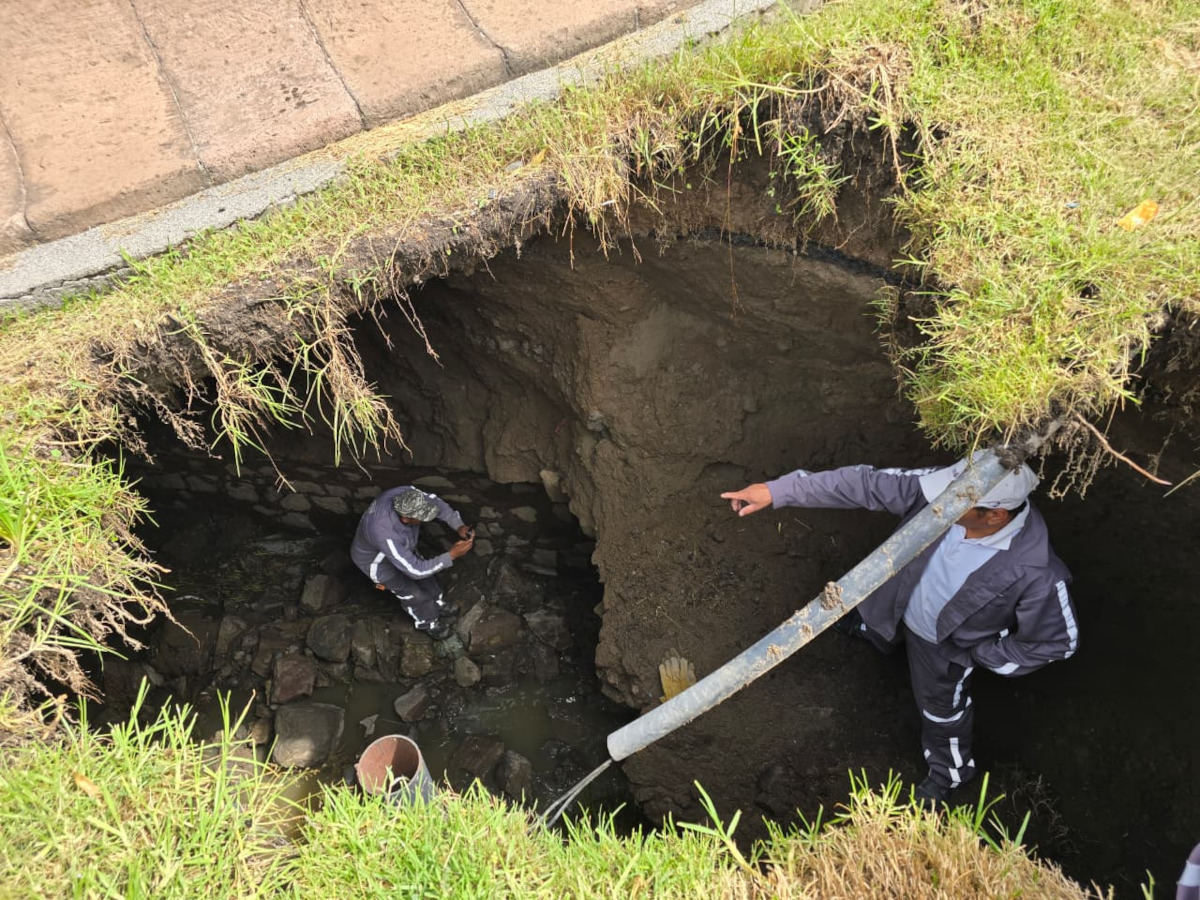Colapso de colector pluvial en Calzada del Pacífico moviliza a autoridades de Toluca