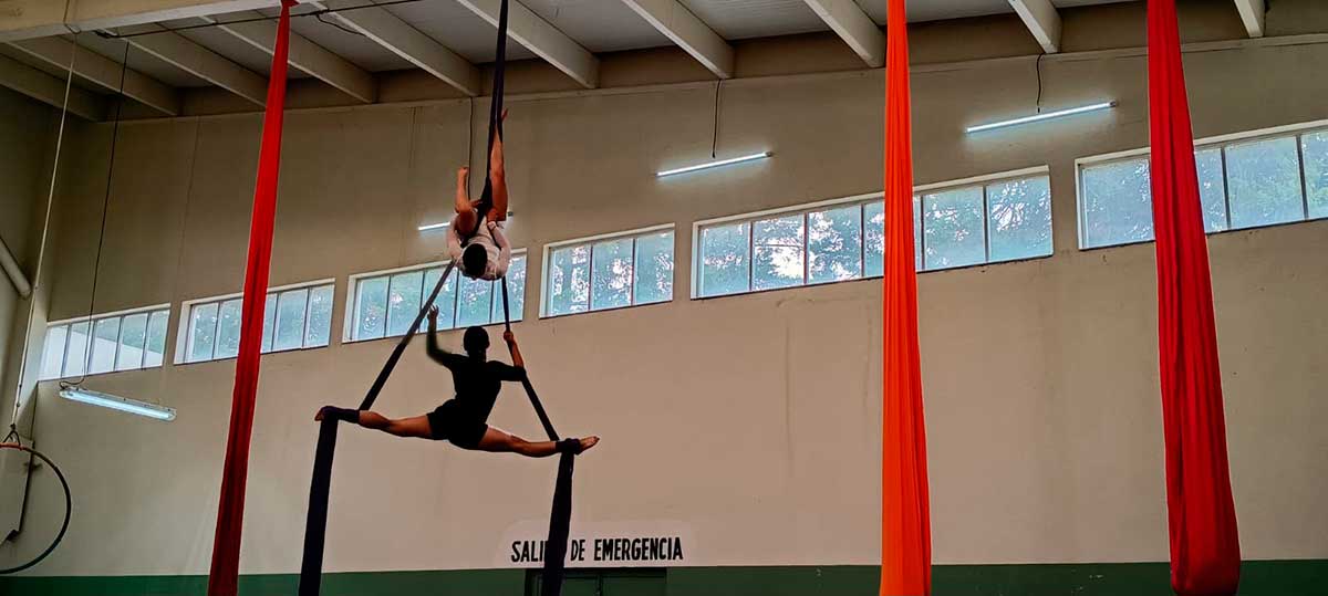 Danza Aérea en la Universidad.