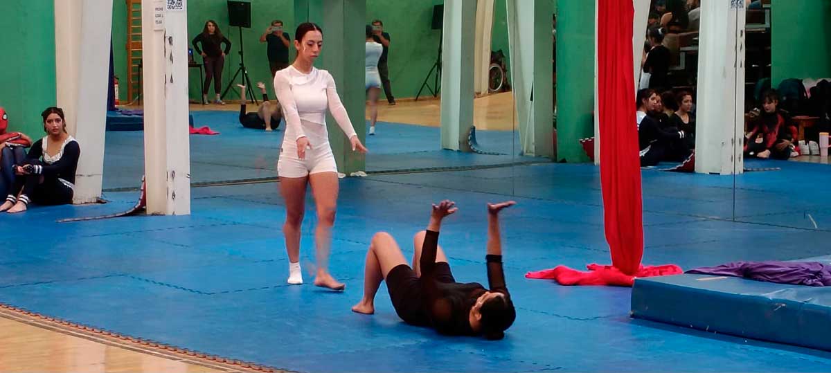 Danza Aérea en la Universidad.